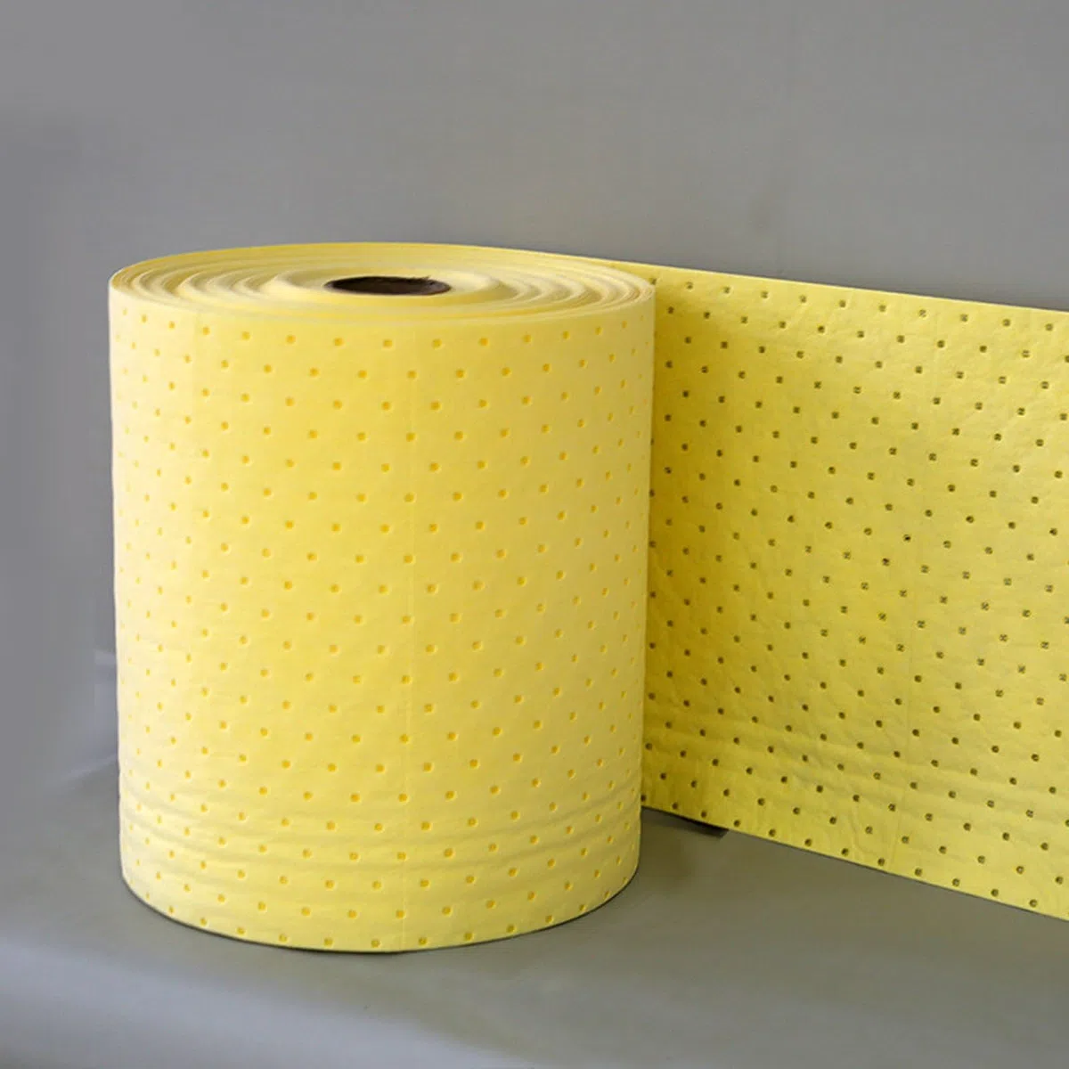 Rouleau de tapis absorbant en polypropylène pour absorber les huiles, l'eau, les solvants, les liquides de refroidissement et plus encore, 50 m